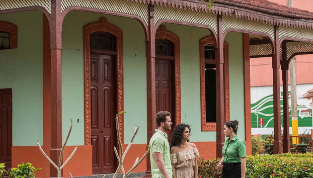 Visite sur le thème du tabac, du rhum et du sucre - Photo 2, Un couple visitant le domaine accompagné d'un guide