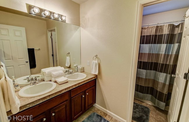 3BR Downtown Townhome /w Stunning Balcony Views! - Photo 21