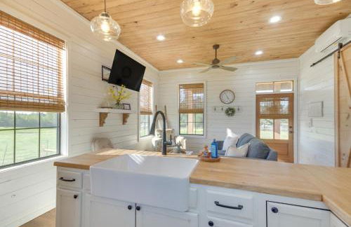 4-Acre Plot Farmhouse-Chic Retreat in Forest! - Foto 11