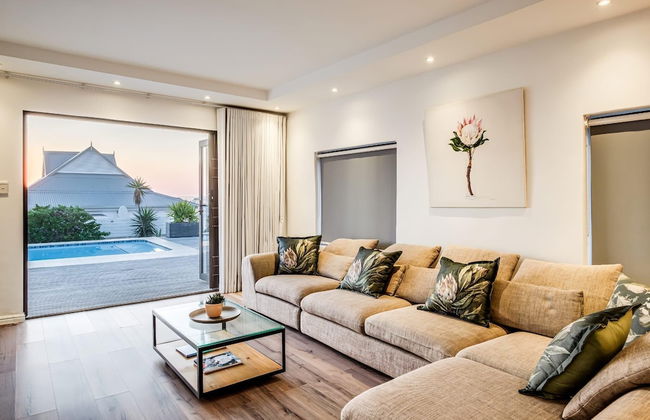 Stylish Holiday Home With Private Pool Ocean Views Jumeirah Blue - Photo 2