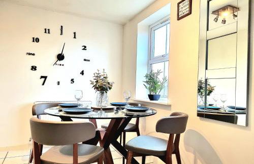 Spacious 4 Bed Family Home with Private Garden & Free Parking - Hamilton - Foto 23