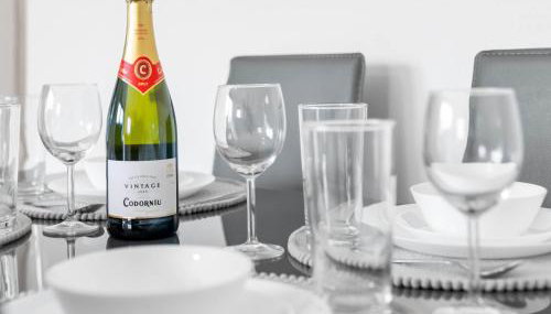 2 Bed Apartment - Sleeps 3 - Parking - Cradley Heath 54C - Foto 5