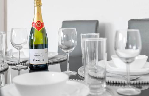 2 Bed Apartment - Sleeps 3 - Parking - Cradley Heath 54C - Foto 5