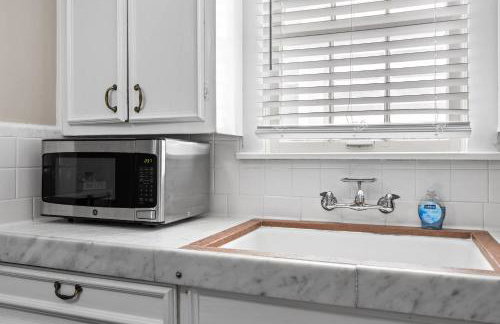 Cozy & Updated Unit in the Heart of the Highlands - Foto 25