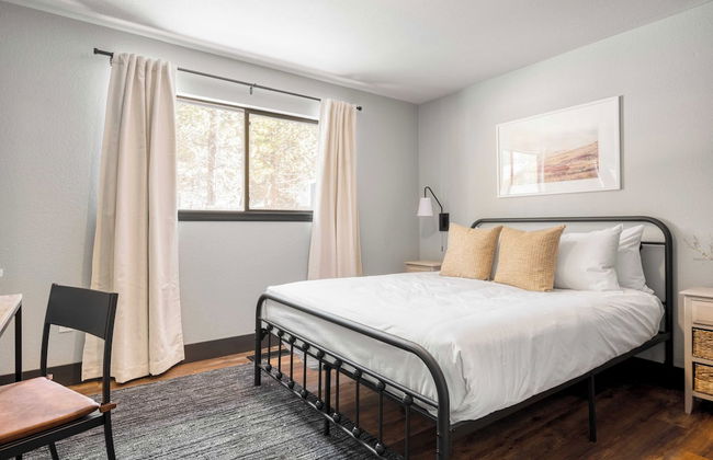 Quiet River Bend Cabin by Avantstay 35 Mins to Mt Bachelor 10 Mins to Town Centre Hot Tub! - Foto 14