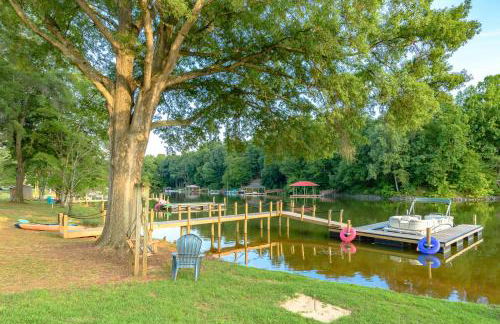 Tranquil Lakefront Carriage House with Dock - Foto 10