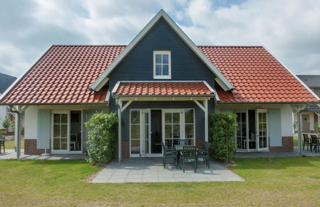 Luxurious Detached Villa With Washer, in De Maasduinen Area - Photo 1