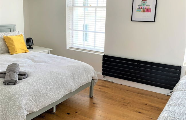 Warwick House - Photo 5