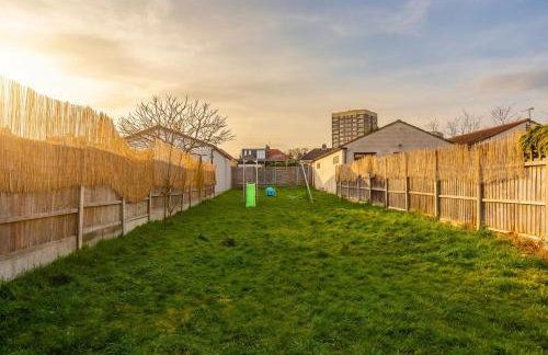 Spacious 3-Bed Home for 8 | Free Parking & Garden - Foto 14