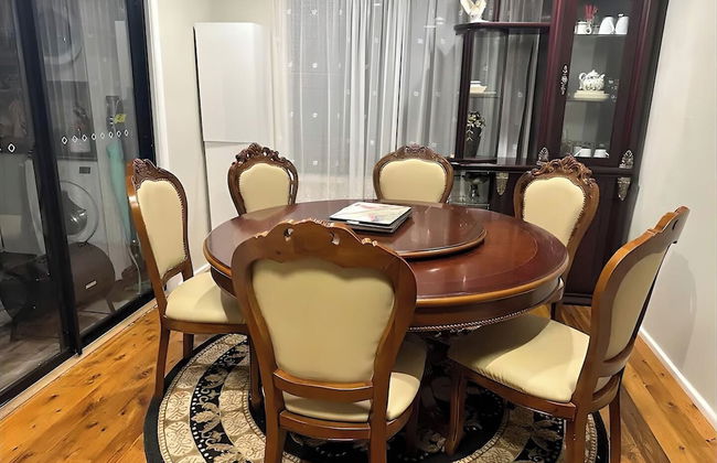 Cheerful 4 Bedroom with free Parking - Foto 8