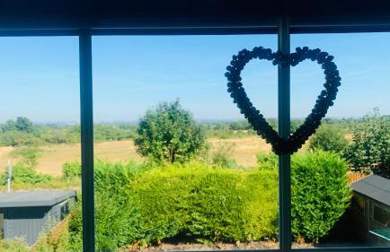 Lovekush Epsom Banstead Surrey. Views over London - Photo 33