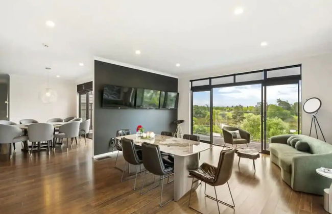 North Shore Mansion With 20M Pool - Photo 1