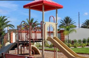 Serene 4-Bedroom Lakeview Retreat with South-Facing Pool & Sun-Drenched Outdoor Living - Foto 45