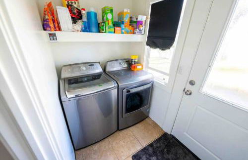 Downtown 3 bed newly renovated with amenities. - Photo 19