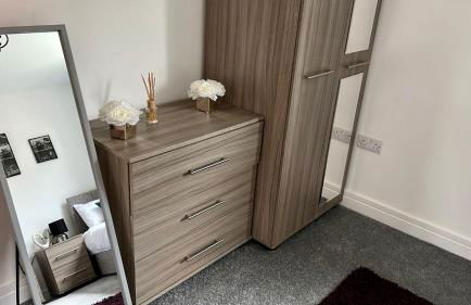 Spacious and Bright 2 Bedroom Apartment, Sleeps 6, 1st Floor with Free Parking, Business and Leisure by Jesswood Properties - Photo 15