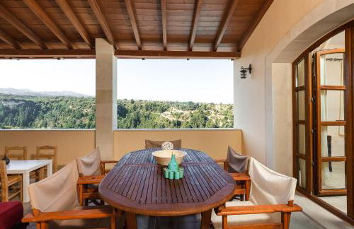 Ilys Home, a Country-chic Retreat with Pool & BBQ, By ThinkVilla - Photo 43