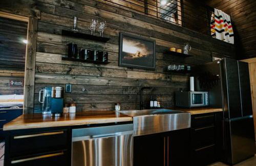 Luxe Nordic Barndominium Retreat at Black Pine - Foto 10