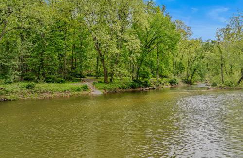 River Walk Cottage - Hot Tub - Pet Friendly - Swing - Screen Porch - River Access - Fire Pit - Wifi - Grill - Deck - King Bed - Foto 49