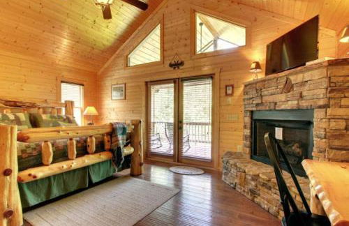 Astounding River View - Outdoor Hot Tub, Volleyball Net, Game Room + More! - Foto 23