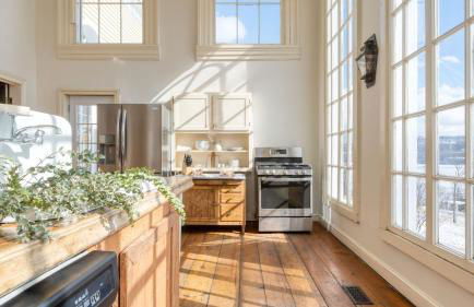 Historic & Secluded Estate on the Hudson River w/ Pool Sleeps 24 River House by Avantstay - Foto 45