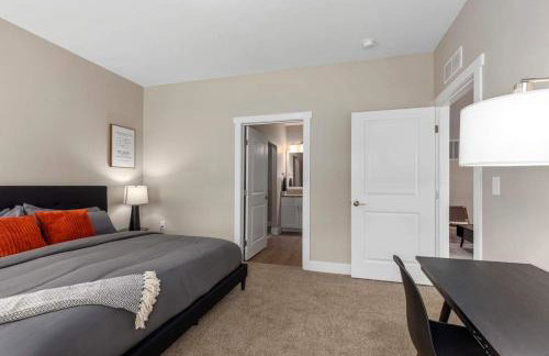 Modern 16BR 16BA Condos w Garage and Patio - Foto 1