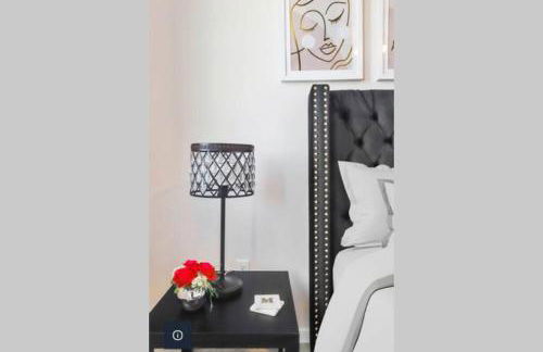 Lux Penthouse Skyline, Views Gym , Free Parking & Wifi - Photo 15