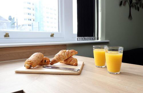 Modern Comfort 4 Bedrooms and Great Location - Foto 7