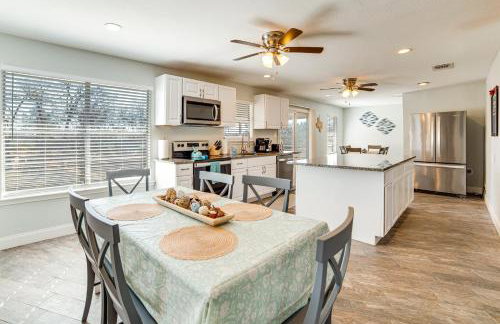 Lakeside Retreat Large Spacious Home with Game Room - Photo 6