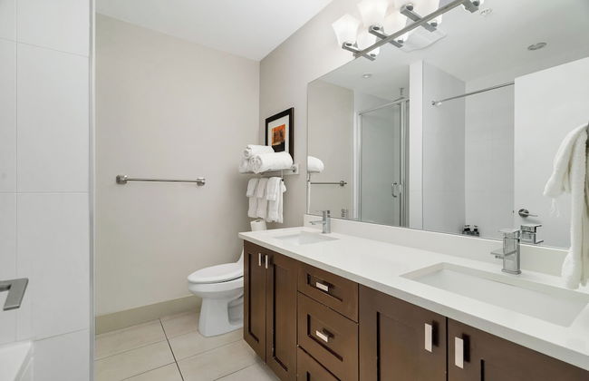 Rooftop Paradise Luxe 2BR Lake Views - Photo 44