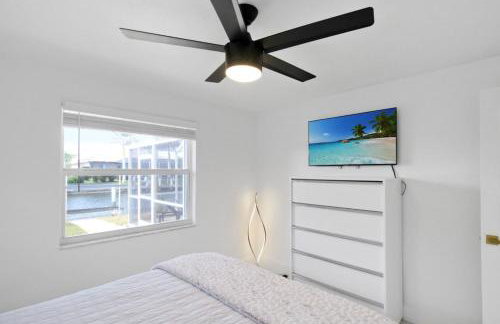 Chic & modern canal-front retreat with private pool - Azure Tides - Photo 61