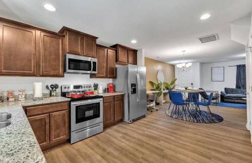 4BR Townhouse King Bed 2-Story Near NC State - Foto 23