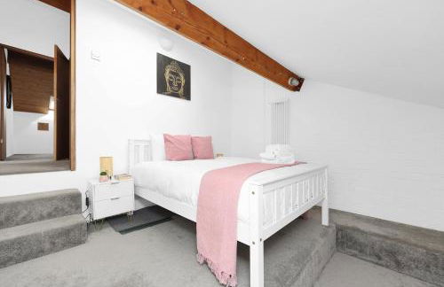 Large Industrial Style 2 Bedroom Apartment Short Term Rental & Flexible Renting Canary Wharf With Free WiFi - Photo 2