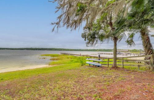 Private Beach at Lakefront Summerfield Getaway! - Foto 26
