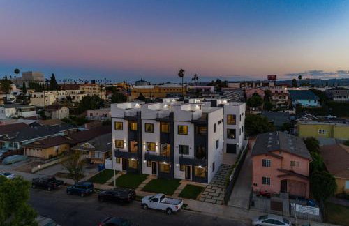 Luxury Modern 4 Bedroom 4 Bathroom Home with Rooftop Deck #4 - Foto 46