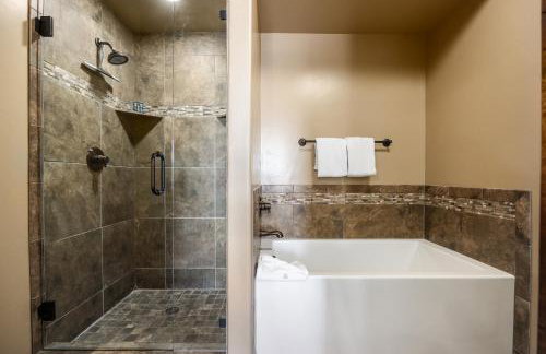 Private Hot Tub, Minutes to Ski, Cozy Getaway, Beautiful Condo- Large 3BR, Private Garage! - Photo 25