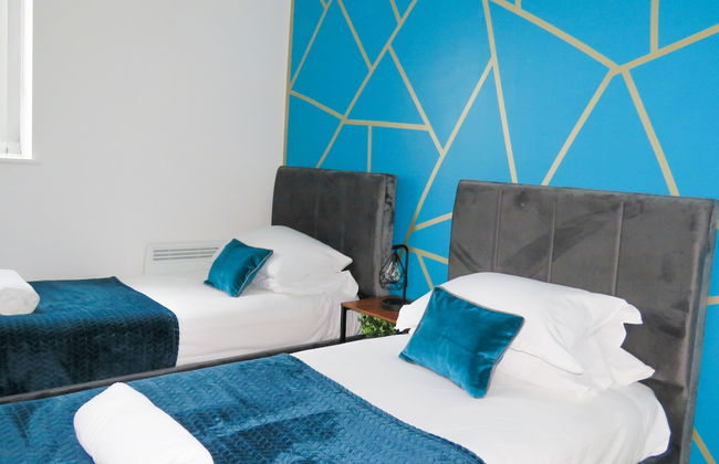 Tudors eSuites Two Bedroom & Balcony - Photo 3