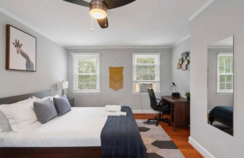 Charming Townhouse Retreat by CozySuites - Foto 7