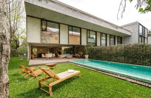 Grand Villa w/ Pool, Garden & Garage by HostWise - Foto 1