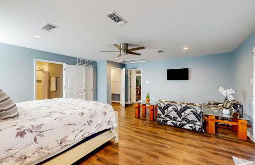 Poolside Bliss! Christian Pass Family Home with Yard - Foto 12