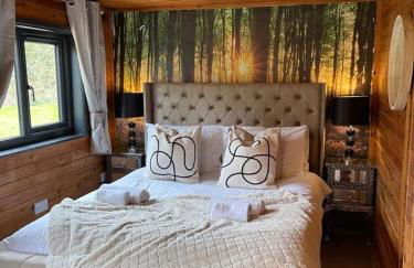 Otter 1 - Private Hot Tub - Bali Inspired Lodge - Bath - Longleat - Wiltshire - Photo 35