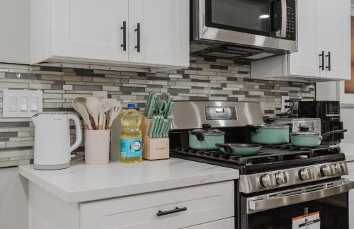 Entire Private Home with 3 Bedrooms 2 Bathrooms, Hot Tub, Garage, King Bed, Available Now - Foto 47