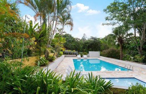 Piscina, jardim, área gourmet e vista arborizada - Foto 6
