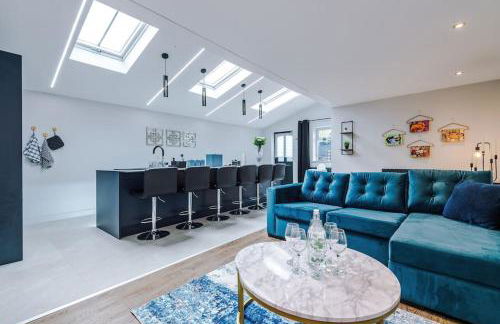 Incredible Home With Games Room, Sleeps 8, Parking Included, Perfect For Groups, Families, Contractors, Professionals - Photo 4