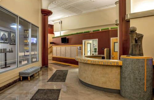 BOLD 2BR 2BA In The Block Apartment by CozySuites! - Foto 24