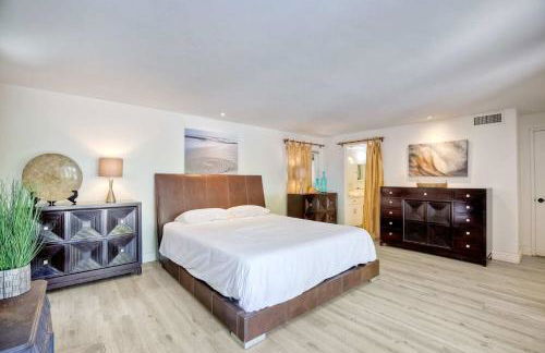 Serene Coastal Home Sleeps 8 - 1 Mile from Beach - Foto 46