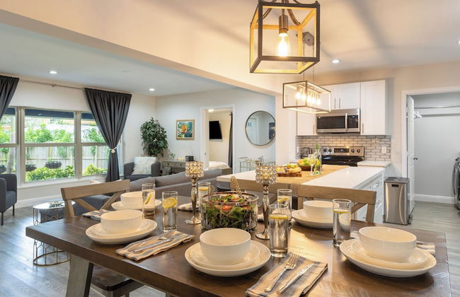 Hot Tub, Firepit, Deck | 10mins to Beach | Middle Terrace Cottage by AvantStay - Foto 14