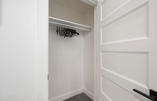 Light-Filled Modern Flat Near 25th Street Fun - Photo 23