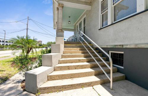 Old Mission Manor - Chic 2br 1ba Apartment - Sleeps 6 - Pool Table - 15 Min Walk to Downtown - Foto 19