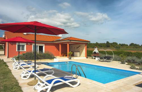 Detached Villa With Pool and Large Garden in Quiet Area Near the Sea - Foto 2