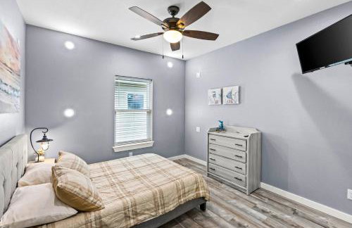 Relax And Sea NEW Luxury Canal-View Escape Gated Community Firepit and Decks - Foto 23